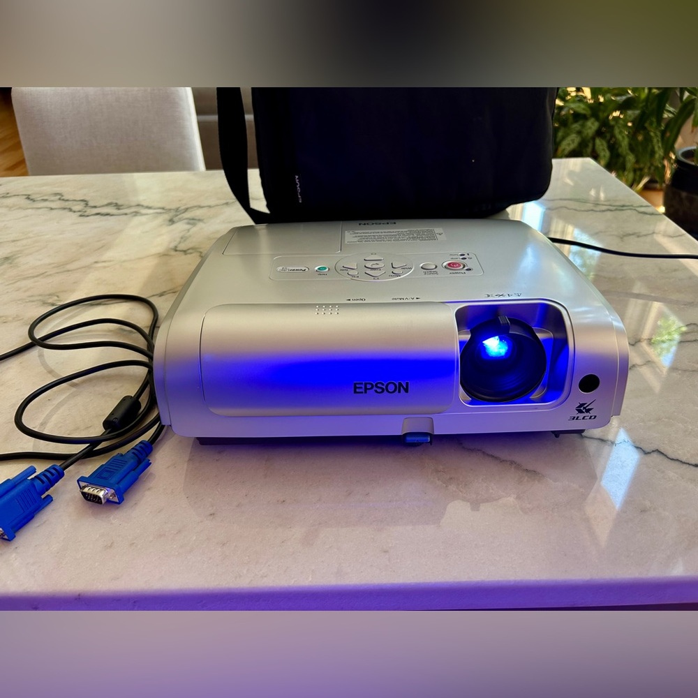 Epson LCD Projector model EMP: S4 with Black Carry Case and Power cables - Picture 2 of 13